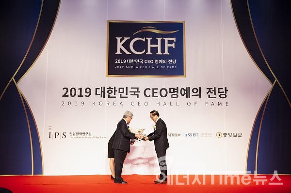 한국중부발전 박형구 사장(오른쪽)이 심사위원장 장영철 교수(왼쪽)로부터 '대한민국 CEO 명예의 전당' 정보보안부문 우수 CEO로 선정되어 수상을 받고 있다.