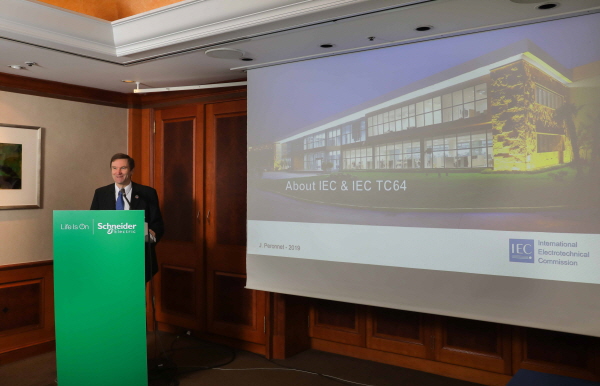 슈나이더일렉트릭이 2021년 1월부터 시행되는 KEC도입을 앞두고 IEC 60364 및 KEC기자 간담회에서 자크 페로네 IEC TC 64 위원장이 설명하고 있다.
