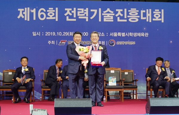 영예의 ‘자랑스러운 전기인상’을 수상받은 후 김선복 한국전기기술인협회 회장(왼쪽)과 최규하 한국전기연구원 원장(오른쪽)이 기념촬영을 하고 있다.
