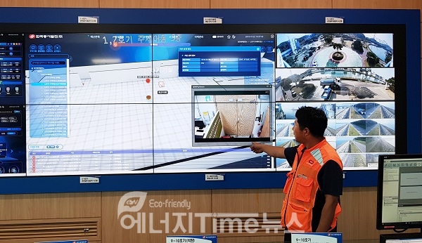 한국동서발전 직원이 당진화력본부 내에 설치된 지능형 통합 재난관리 시스템 화면을 설명하고 있다.