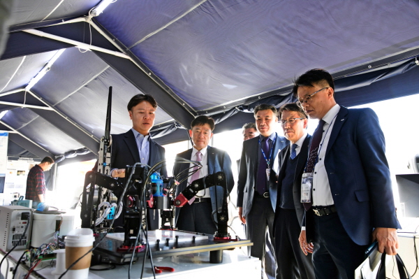 ‘제1회 KETFA 2019’에서 주요 관람객들이 한국전기연구원의 ‘포터블 가공로봇’ 시제품을 보고 있다