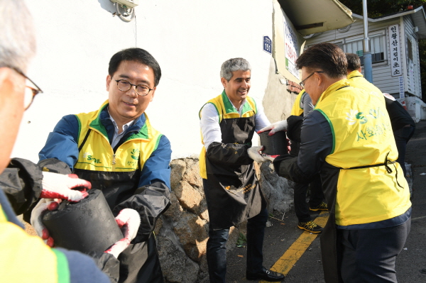 S-OIL 후세인 알 카타니 CEO(가운데)가 임직원들과 함께 서울 홍제동 개미마을에서 연탄나눔 봉사활동을 하고 있다.