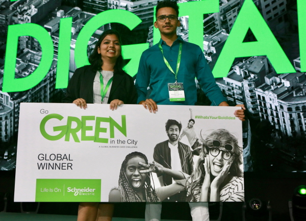 슈나이더일렉트릭 이노베이션 서밋 바르셀로나에서 열린 글로벌 결선에서의 2019년도 글로벌 아이디어 공모전 ‘고그린(Go Green)’ 우승팀 사진
