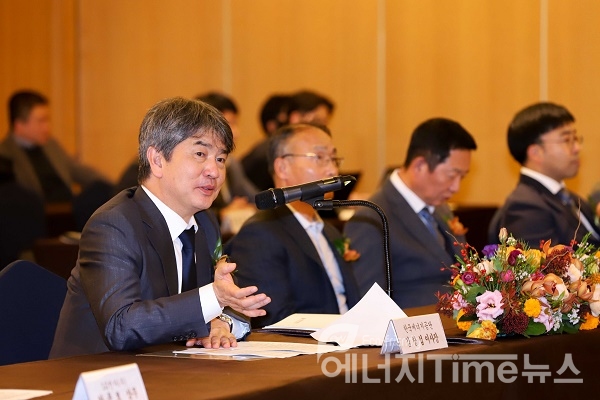 쉐라톤 서울 팔래스 강남 호텔에서 개최된 '2019년 우수사업장 인증서 수여식'에서 한국에너지공단 김창섭 이사장이 축하인사를 전하고 있다.