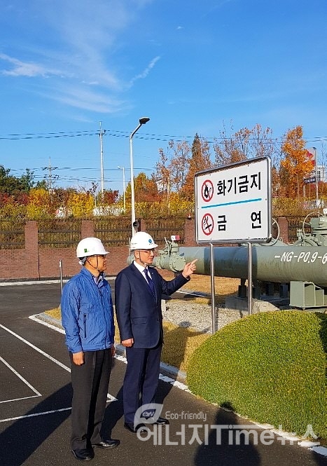 이상훈 상임감사(사진 오른쪽)가 전북지역본부 전주관리소에서 가스 공급설비을 점검하고 있다.