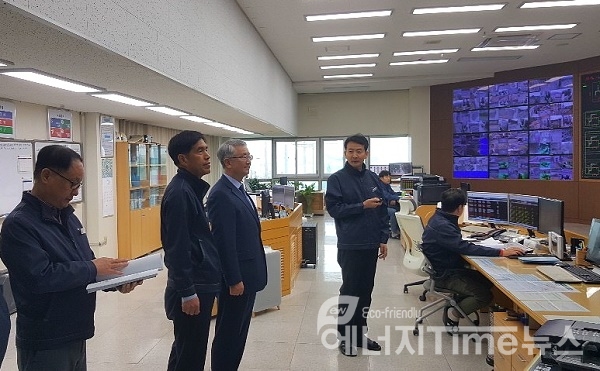 이상훈 상임감사(사진 왼쪽 세 번째)가 광주전남지역본부 지역통제소에서 가스 공급현황을 점검하고 있다.