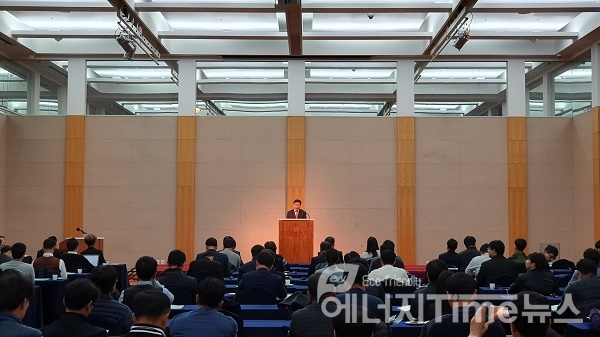 한국가스안전공사 김형근 사장가 21일 청주 라마다플라자 호텔에서 ‘가스배관 안전성 향상을 위한 해외 전문가 초청 국제 심포지엄’을 개최하고 인사말을 하고 있다.