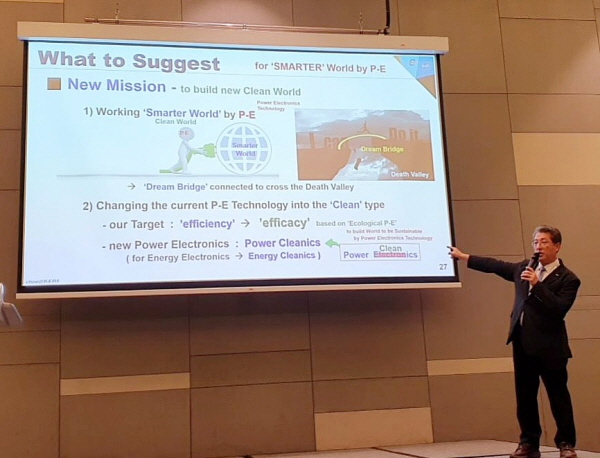 최규하 한국전기연구원(KERI) 원장이 싱가포르에서 열린 ‘2019 국제 미래 에너지전자 컨퍼런스(IFEEC)’에서 ‘최근 지구환경 문제를 해결하기 위한 전력전자 기술의 시급한 역할분담’이라는 주제로 기조강연을 펼치고 있다.