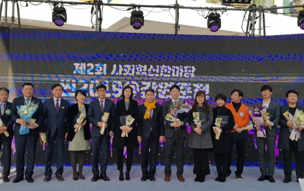 성영규 한국가스공사 부사장(왼쪽 다섯번째)이 수상 후 수상자들과 기념촬영을 하고 있다.