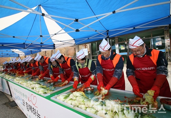 성윤모 산업통상자원부 장관이 도시가스업계 봉사의날 행사에 참여해 직접 김장을 담고 있다.(오른쪽에서 네번째)