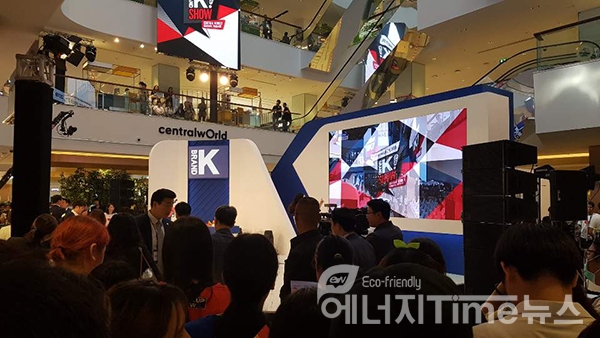 지난 9월 브랜드K 런칭쇼가 열린 태국 방콕 쇼핑몰 센트럴월드가 사람들로 북적이고 있다.(사진=중소벤처기업부)