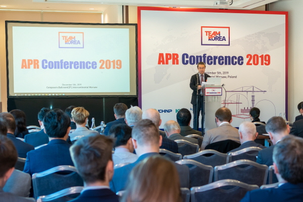 5일(현지시간) 폴란드 인터컨티넨털 바르샤바 호텔에서 열린 한국형원전 홍보행사 ‘APR Conference 2019'에서 윤용우 한국수력원자력 해외사업본부 유럽지사장이 발표를 하고있다