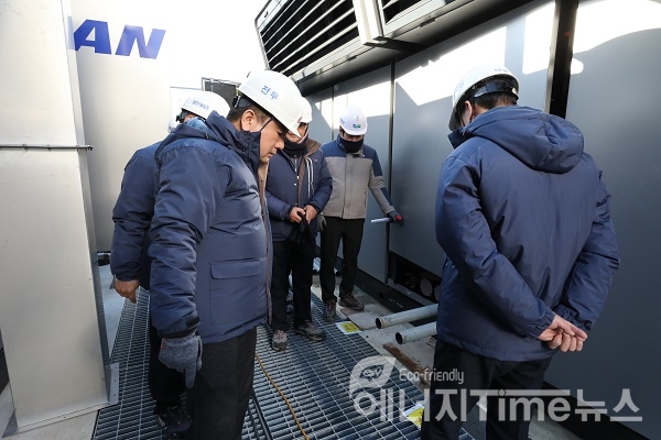 한국서부발전 김경재 기술안전본부장이 서인천발전본부의 설비현장을 점검하고 있다.