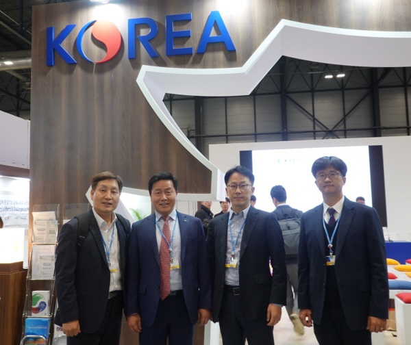COP25에 참석한 엄경일 서부발전 발전운영처장(왼쪽 두번째)과 업무관계자들이 행사장 내 한국관에서 기념촬영을 하고 있다.