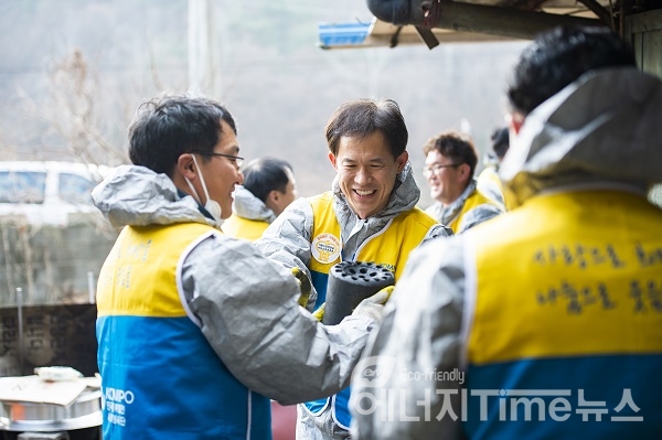 한국중부발전 임직원이 소외계층을 위해 연탄을 전달하고 하고 있다.