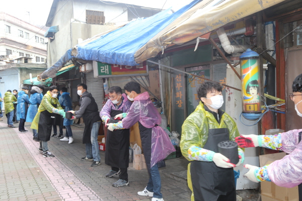 김동수 전기협회 상근부회장과 직원들이 연탄을 나르고 있다.