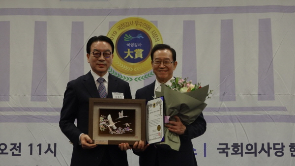 이종배 자유한국당 의원(충북 충주)(오른쪽)이 17일, JJC지방자치TV가 주최한 ‘2019 대한민국 국정감사 우수의원 시상식’에서 국정감사 우수의원상을 수상한 후 기념촬영을 하고 있다.