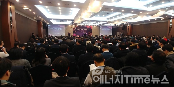 ‘에너지 전환시대, 석유산업의 나아갈 방향’을 주제로 2019 석유 컨퍼런스를 공동 개최한 가운데 대한석유협회 김효석 회장이 축사를 하고 있다.