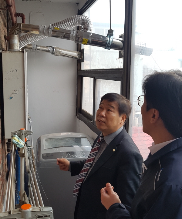 이연재 한국가스안전공사 안전관리이사(왼쪽)는 18일 동절기 CO중독사고 예방을 위한 인천지역 주택 가스보일러 안전점검을 실시하고 있다.