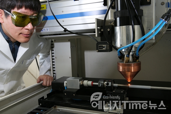 3D 프린팅 기반 산화물 분산강화 기술 개발에 매진하고 있는 연구원들.