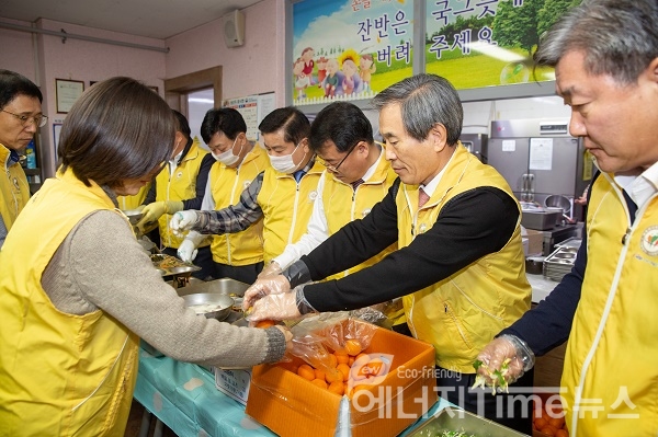 한국서부발전 김병숙 사장 및 임직원들이 지역사회 어르신들을 위해 급식재료를 준비하고 있다.