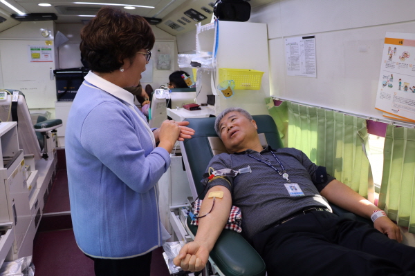 한상길 새울본부장이 헌혈을 실시하고 있다.