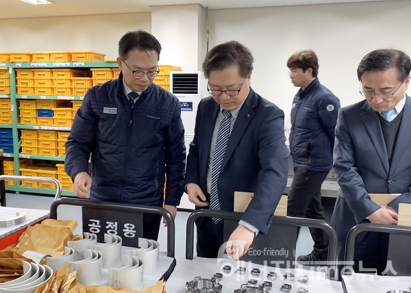 박일준 한국동서발전 사장(왼쪽에서 2번째)이 하현천 터보링크 대표(왼쪽에서 1번째)로부터 생산 품목에 대한 설명을 듣고 있다.