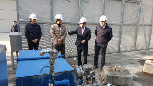김종범 가스안전공사 사장직무대행(오른쪽 두번째)은 삼성전자(주) 수원사업장을 방문해 가스시설 안전관리 현장 특별점검을 실시하고 있다.