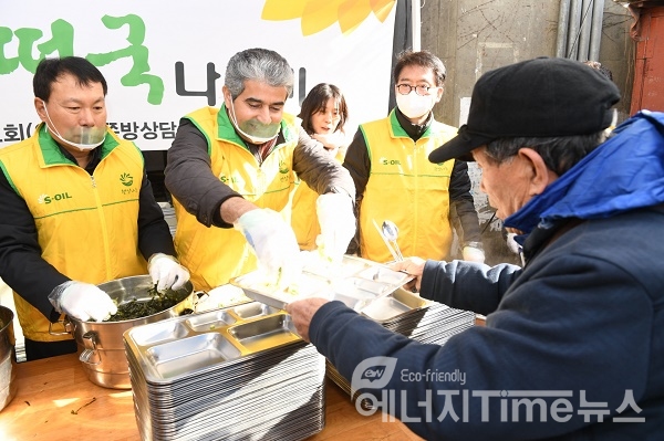 후세인 알 카타니 CEO(가운데)가 쪽방촌 거주 독거노인, 장애인, 주변 지역 노숙자들에게 떡국을 나눠주고 있다.