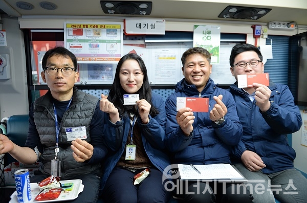 [사진자료1]헌혈행사에 참여한 대성에너지 직원들이 기념촬영을 하고 있다.