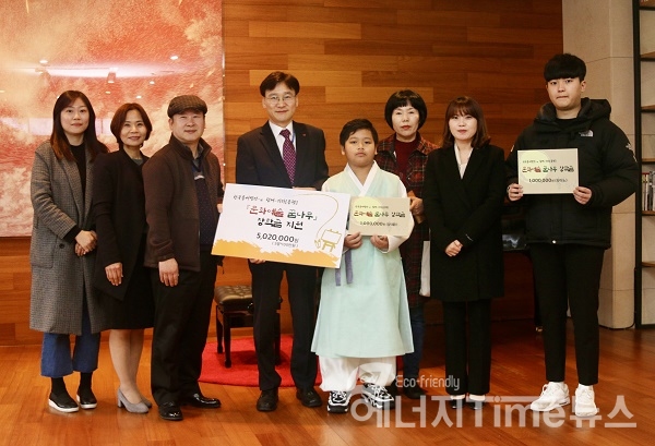 김용기 한국동서발전 사회적가치추진실장(왼쪽에서 4번째)과 예술꿈나무 지원 행사 참석자들이 기념 촬영을 하고 있다.