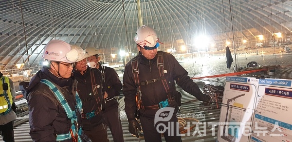 한국가스안전공사 허영택 기술이사(왼쪽)는 3일 가스공사 인천기지 LNG저장탱크 건설현장을 방문해 겨울철 건설현장 안전관리 실태를 직접 점검했다.