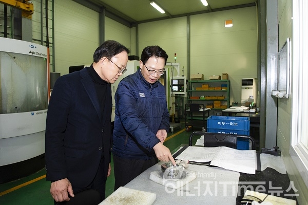 한국중부발전 박형구 사장(왼쪽)이 터보링크 하현천 대표(오른쪽)로부터 베어링 제조공정 설명을 듣고 있다.