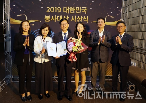 2019 대한민국 봉사대상 시상식에 참가한 황창화 한난 사장(왼쪽에서 세번째)