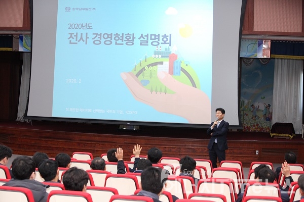 이승현 한국동서발전 기획본부장(가운데)과 사회공헌위원회 참가자들이 기념촬영을 하고 있다.