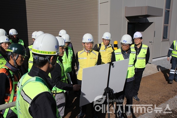 한국남부발전 서정출 기획관리본부장이 남제주발전본부 건설현장의 안전한 적기준공을 위해 관련 보고를 받고 있다.