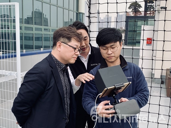 박일준 동서발전 사장(왼쪽)이 니어스랩 관계자로부터 자율비행 드론에 대한 설명을 듣고 있다.