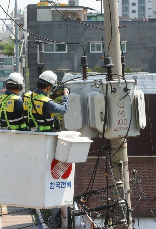 한국전력 직원들이 열화상 진단장비를 활용하여 전력설비를 진단하는 모습.