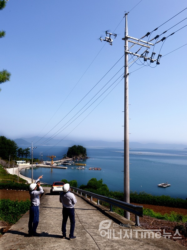 한국전력 직원들이 드론을 활용하여 전력설비를 점검하는 모습.