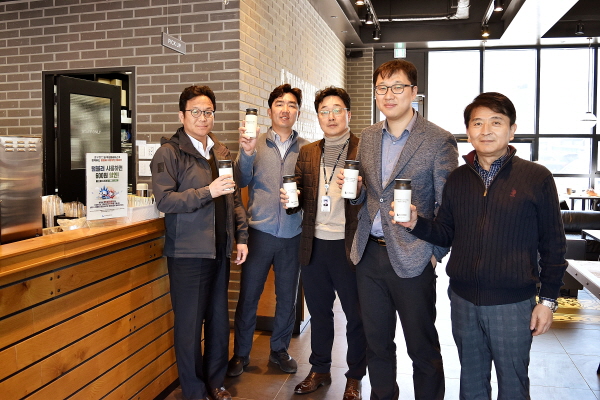 보령시내 텀블러 더블할인 시행 카페에서 한국중부발전 직원들이 텀블러를 이용해 음료를 테이크아웃 하고 있다.