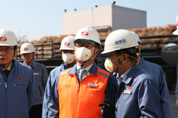박일준 동서발전 사장(가운데)과 관계자들이 호남화력본부에서 현장 안전점검을 시행하고 있다.