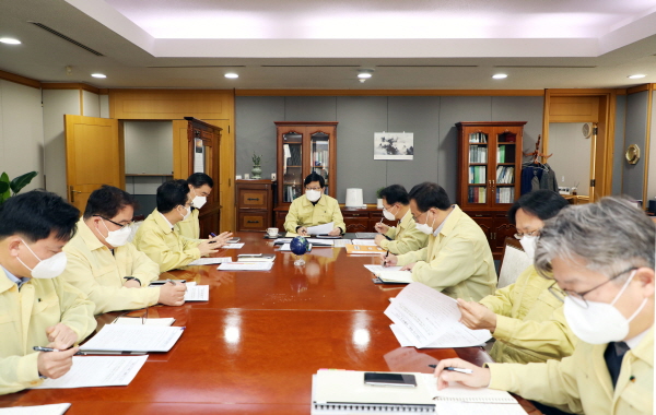 한국지역난방공사가 임원진 긴급회의를 통해 사전투표일 활용하는 회의를 진행하고 있다.