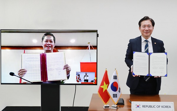 성윤모 장관이 베트남과 화상회의를 통해 양해각서를 체결하고 있다.