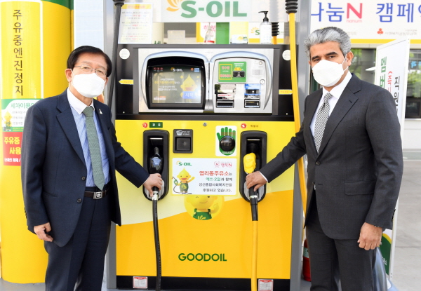 카타니 S-OIL CEO(오른쪽)와 서상목 한국사회복지협의회장(왼쪽)이 주유기 앞에서 기념촬영을 하고 있다.
