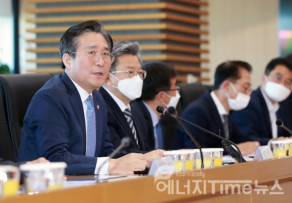 성윤모 장관이 회의를 주재하고 있다.