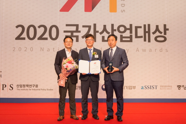김환용 가스공사 상생협력본부장(가운데)이 ‘2020 국가산업대상’ 시상식에서 ‘동반성장’ 대상을 수상한 후 관계자들과 기념촬영을 하고 있다.