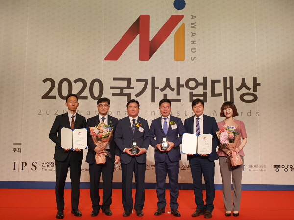 엄경일 서부발전 발전운영처장(왼쪽 네번째)과 김향기 안전품질처장(왼쪽 세번째) 및 직원들이 ‘2020 국가산업대상’ 환경경영·제조품질 부문 대상을 수상한 후 기념 촬영을 하고 있다.
