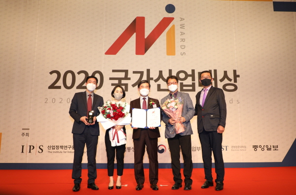 박성철 한전KDN 사장(가운데)이 ‘2020 국가산업대상 동반성장 부문’ 대상 수상 후 관계자들과 기념촬영을 하고 있다.