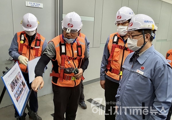 박일준 한국동서발전 사장(오른쪽)이 당진화력본부에서 9호기 계획예방정비공사 관련 담당자의 설명을 듣고 있다.