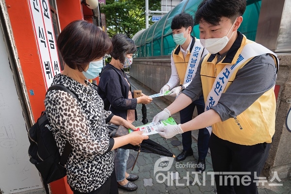 한국남부발전은 기업윤리의 날을 맞아 부산 범내골역 인근에서 청렴 가두 캠페인을 통해 출근길 시민들에게 부패 및 공익신고 제도에 대해 안내했다.